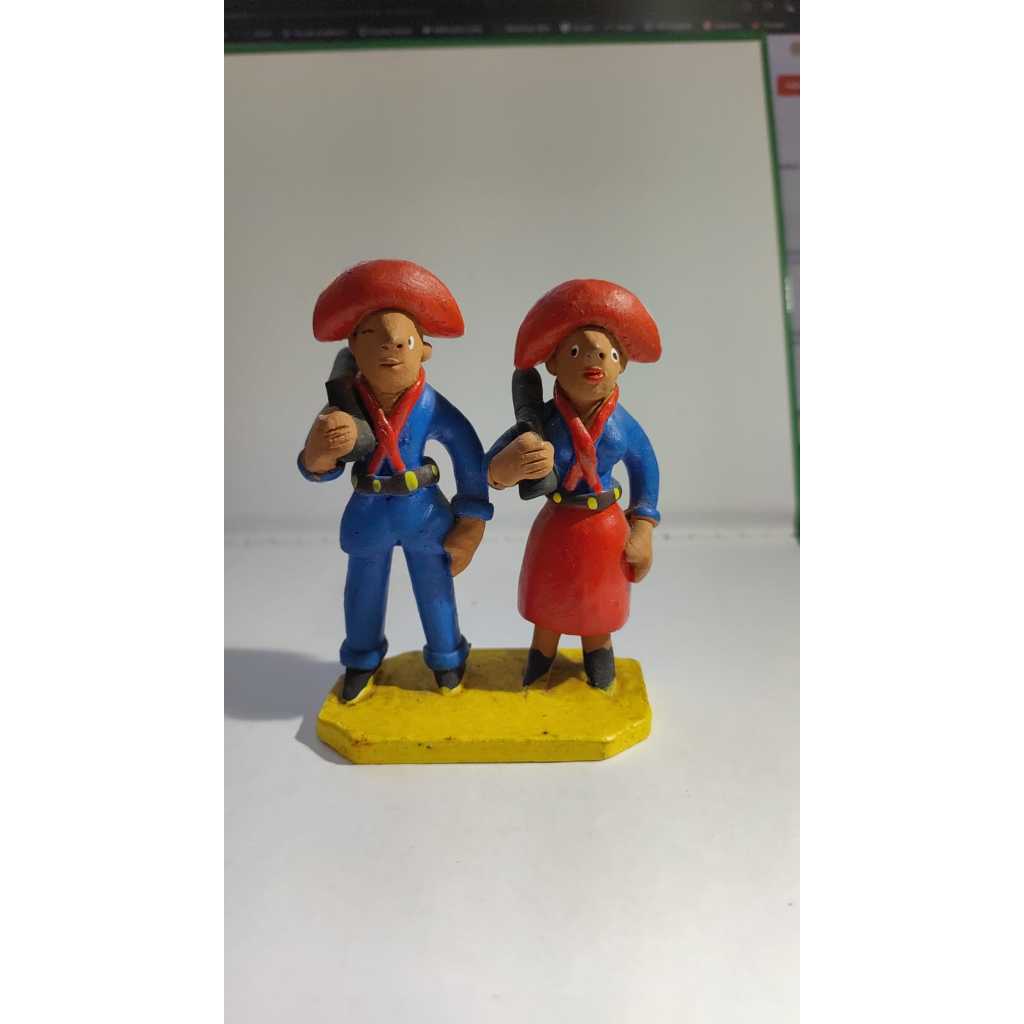 Escultura Casal Nordestino Cangaceiro em Barro Pintado Arte Popular Brasileira Decoração