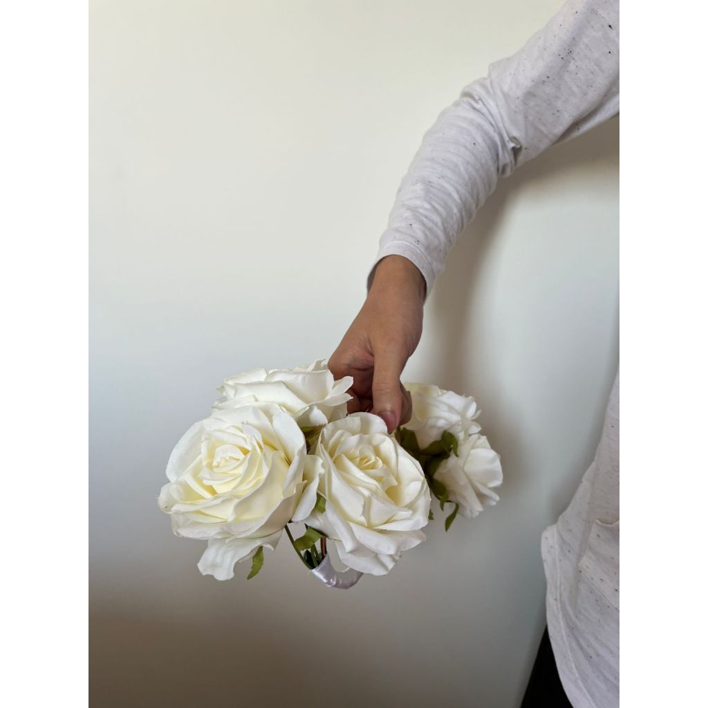 Buquê Arco Estilo Bolsa Flores Rosas Branco Bouquet Estilo Moderno Noiva Daminha
