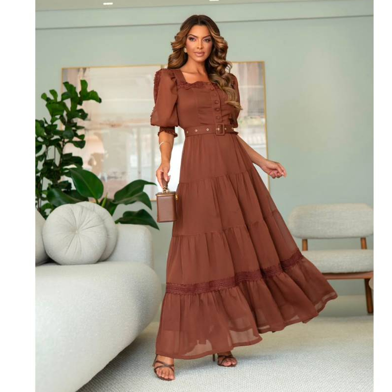 Vestido Michele Longo Modesto em Musseline com Toque Seda, Botões Funcionais, Guipir, Lastex nas Costas e Cinto