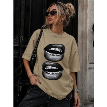 Camiseta Oversized Feminina Lips Streetwear Algodão Estampada – Estilo Urbano