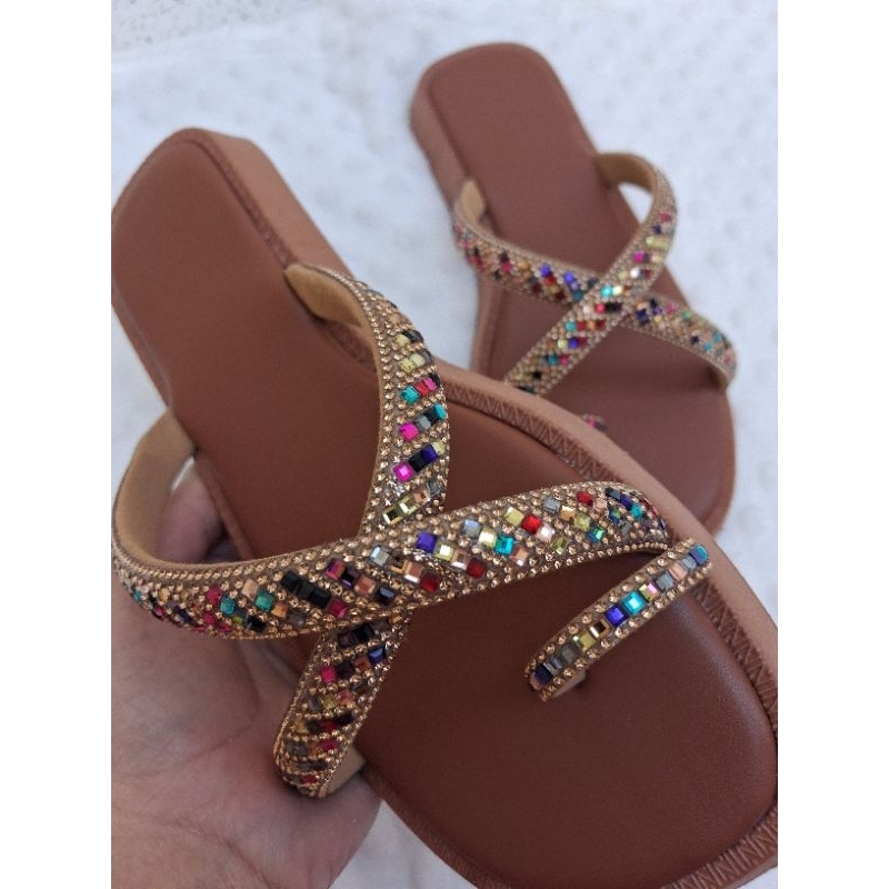 Sandália feminina rasteira pedrarias coloridas strass luxo confortável