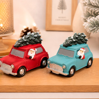 Carro Natalino de Resina com Papai Noel e Árvore LED a Pilha Enfeite de Natal 8,5cm