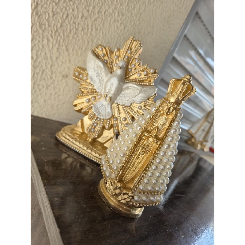 Kit Imagem Nossa Senhora Aparecida 15cm e Divino Espírito Santo de mesa 15cm em pérolas com strass e dourado