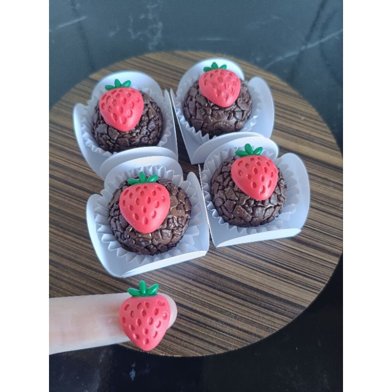 APLIQUE PASTA DE LEITE EM PÓ - morango 30 unidades 2 cm