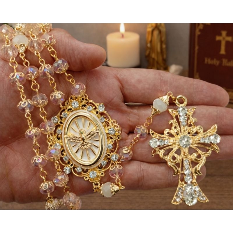 Terço Divino Espírito Santo banhado a ouro com cristais de vidro aniversário, casamento, 15 anos, bodas de casamento.