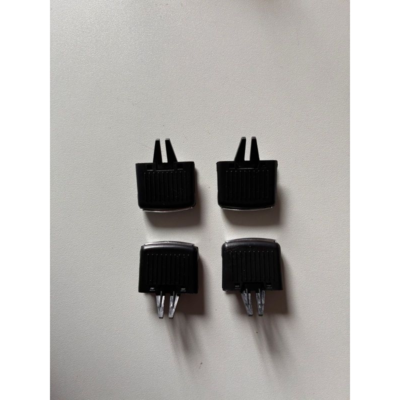 Conjunto de 4 Clips Direcionadores Difusor de Ar Jetta Fox Spacefox Crossfox 10/14 VW Filete Cromado