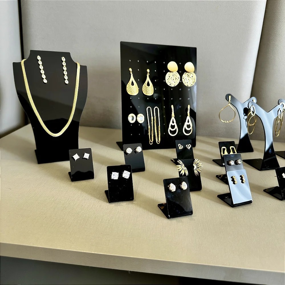 Kit Expositor Joias Acrílico 8 Peças 72 Furos Porta Brincos Colares Preto Branco Organizador