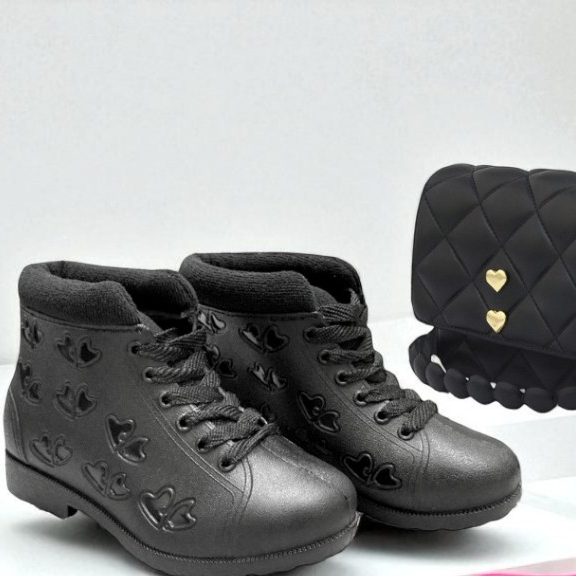 Conjunto Infantil Bota + Bolsinha Coração Feminino | Material Confortável E Impermeável