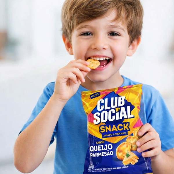 Salgadinho Club Social Snack Queijo Parmesão 68g Assado e Crocante