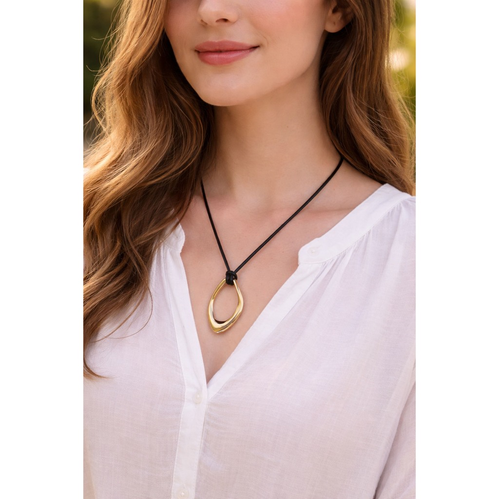 Colar Feminino Couro Sintético Preto 50cm com Pingente Orgânico Dourado Moderno Elegante e Versátil