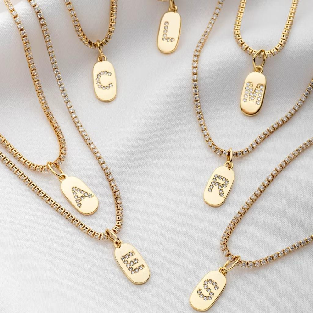 Colar Riviera de Plaquinha com Pingente Letra Personalizadas –  Semijóia Banhada a Ouro 18K