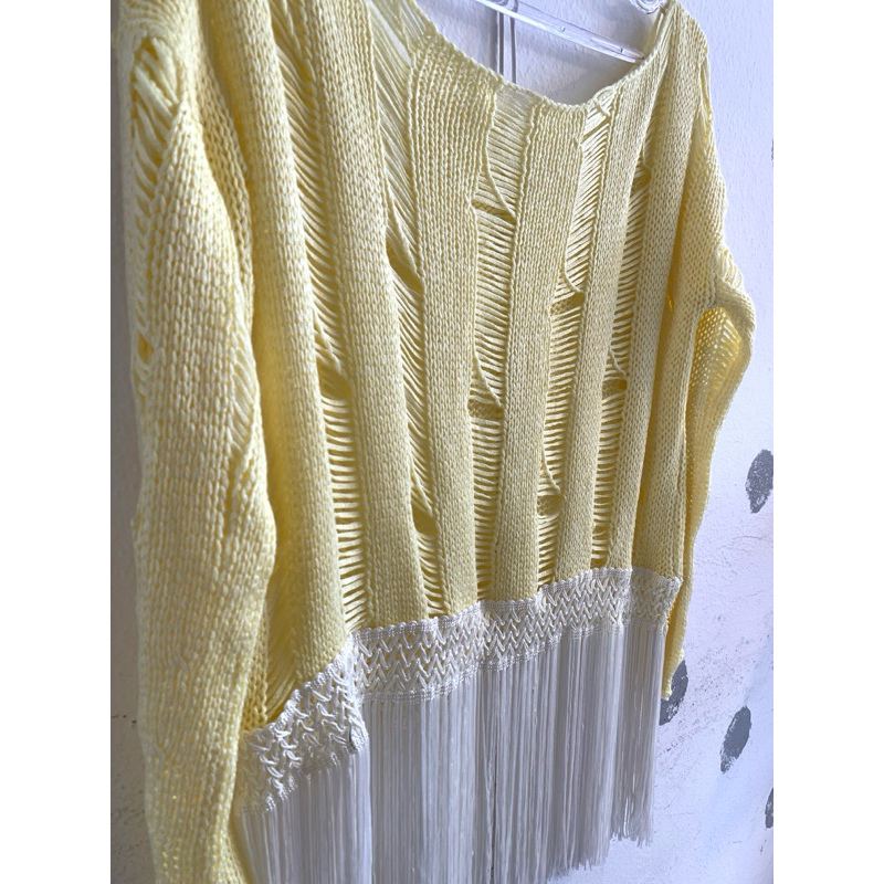 Blusa Feminina Manga comprida com franja Estilosa Diferente tricô amarela Brechó Chic