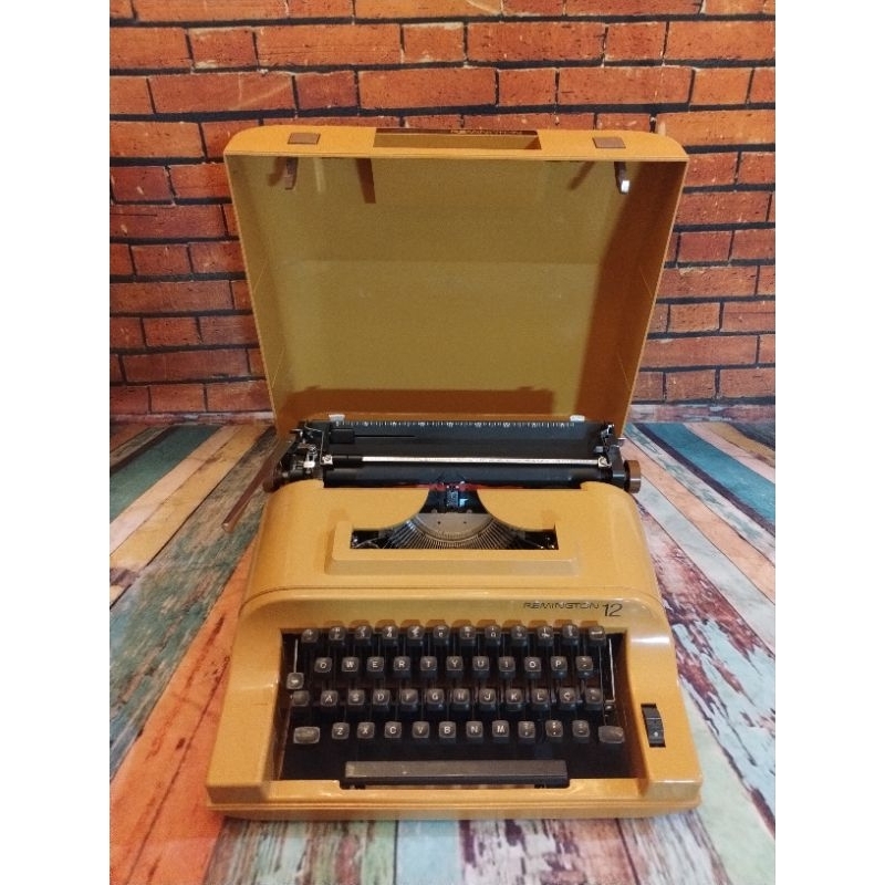Máquina de Escrever Remigton 12 Mostarda