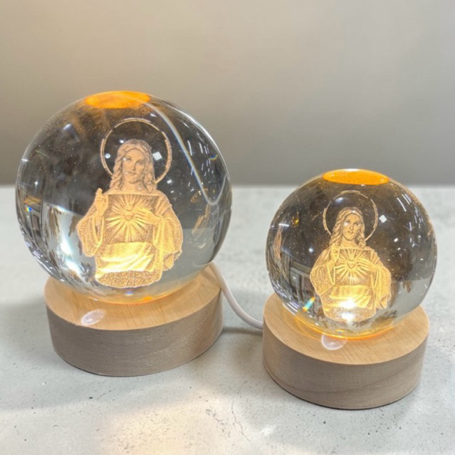 Luminária de Mesa Católica Cristal Bola Led 3D Sagrada Família N S Aparecida Várias Imagens Decorativa Fé Devoção