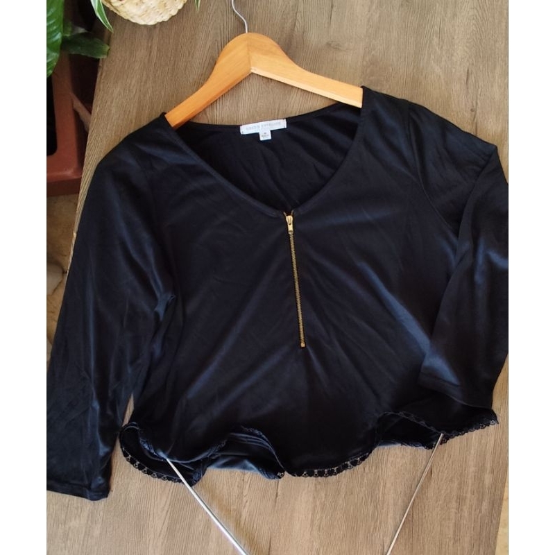 Blusa Cropped Green Envelope Los Angeles – Elegância e Renda Preta Tam M