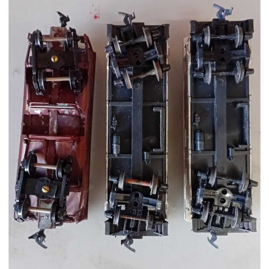 USADO / SUCATA KIT COM 3 VAGÕES MINIATURA ESCALA HO FERROMODELISMO