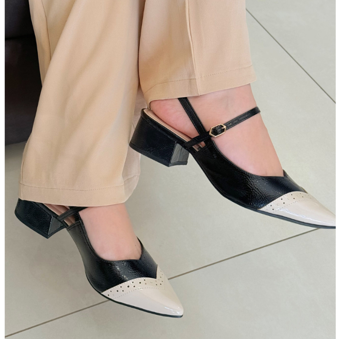 Scarpin Aberto Verniz Preto Off White Salto Grosso Bebecê Feminino Napa Bico Fino Fivela Ajustável