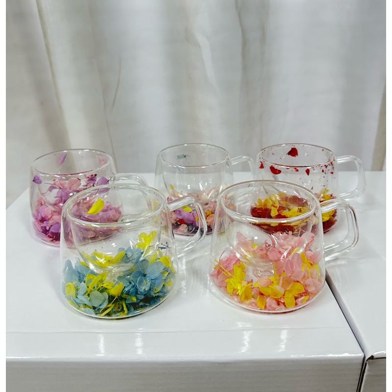 Xícara Caneca de vidro duplo com flores seca artificiais no interior 250ml — imagem 2 de 2