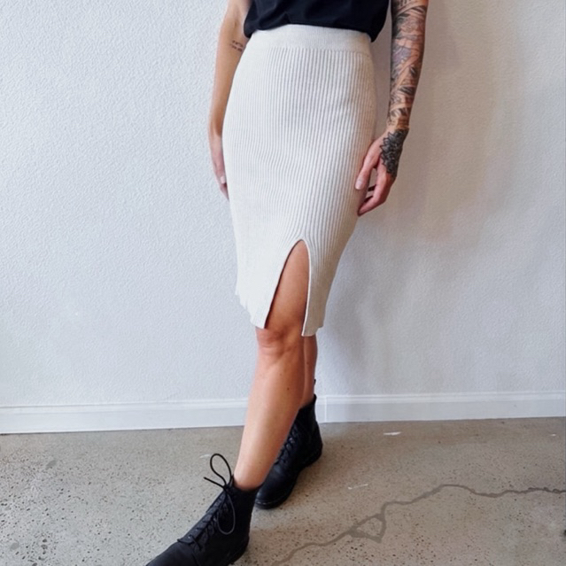 Saia Canelada Branca de Tricô P/PP Feminina Usada Elegante Casual Chic Confortável Inverno Estilosa Versátil Dia a Dia