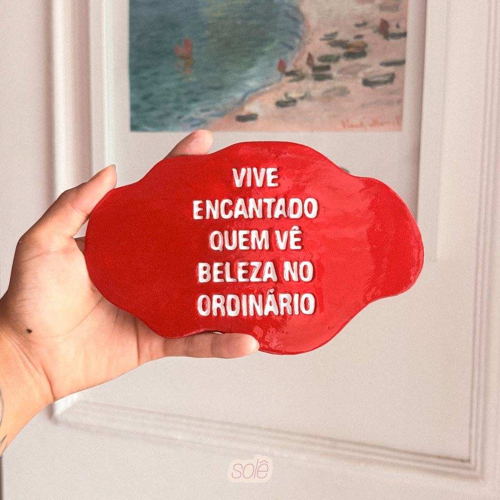 Plaquinha “Vive Encantado Quem Vê Beleza no Ordinário” em Cerâmica Fria ✨