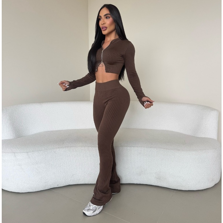 Conjunto Feminino Canelado Manga Longa Cropped com Zíper e Calça Flare Cintura Alta Marrom