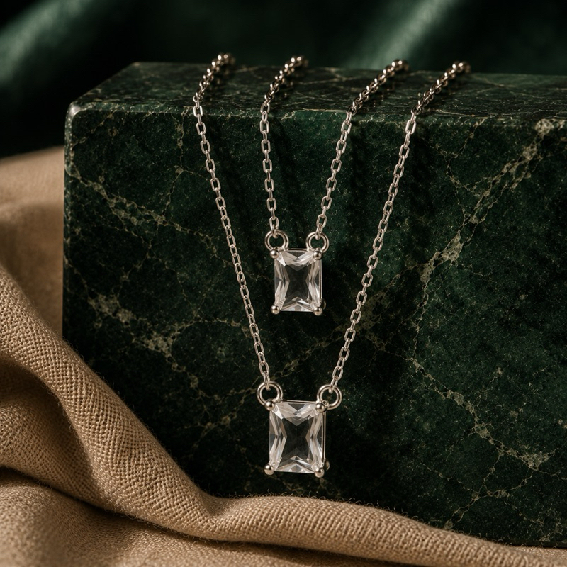 Escapulário Prata 925 com Pedras Transparentes Elegante