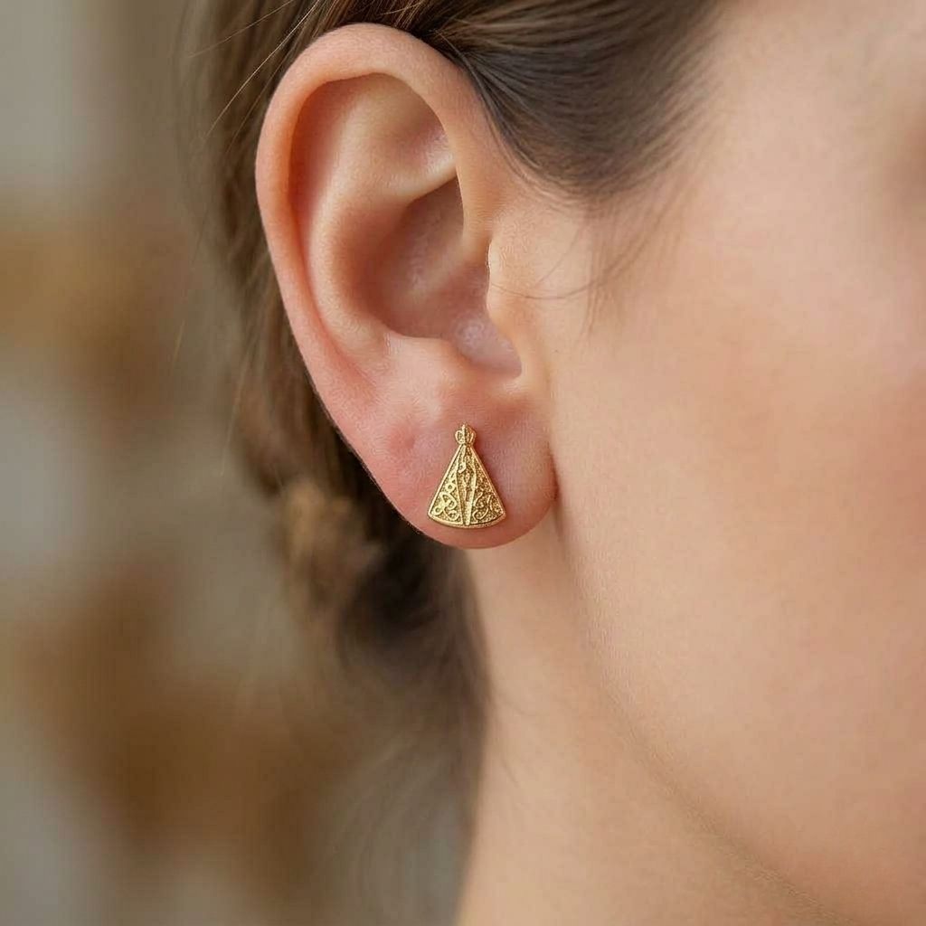 BRINCO NOSSA SENHORA APARECIDA MANTO DOURADO FOLHEADO Á OURO 18K