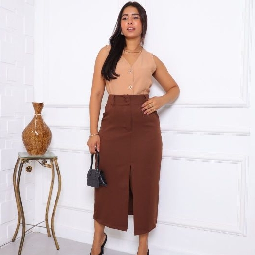 Saia Midi feminina com bolso ao lado em tecido alfaiataria.