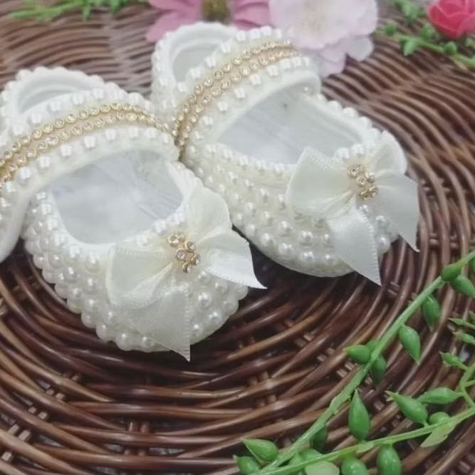 sapatinho para bebê customizado com perolas, sapatinho com pérolas, sapatinho para batizado