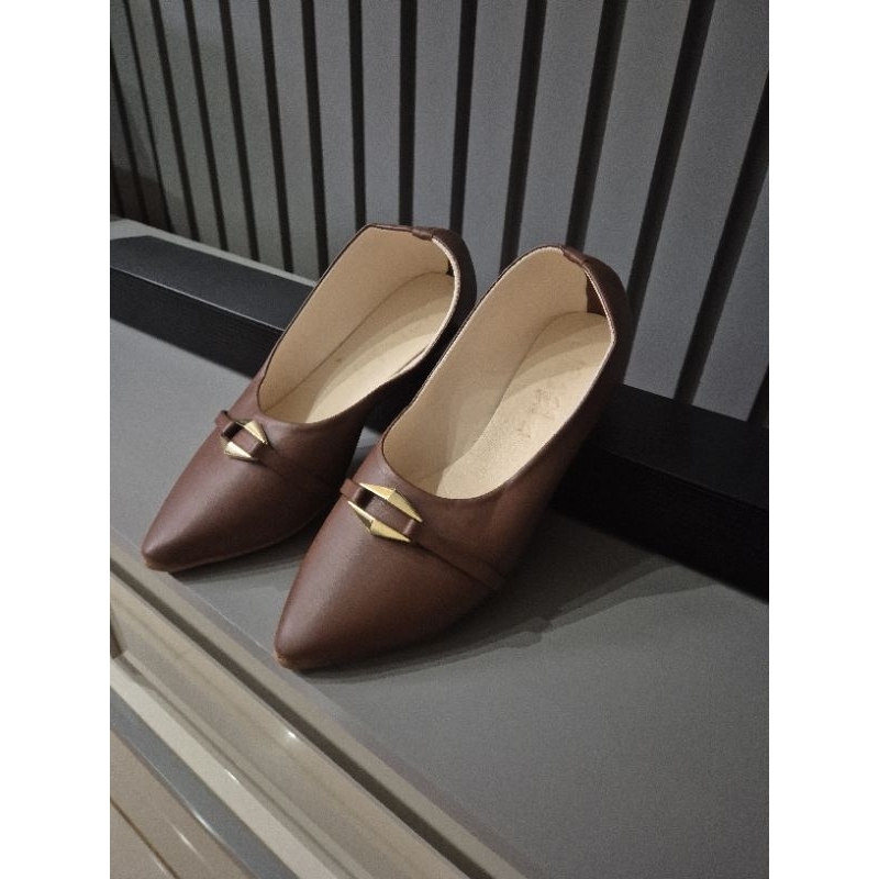 Sapatilha Feminina Marrom e branca Bico Fino com Enfeite Dourado Moda 2026,calçado feminino moderno e elegante. — imagem 2 de 2