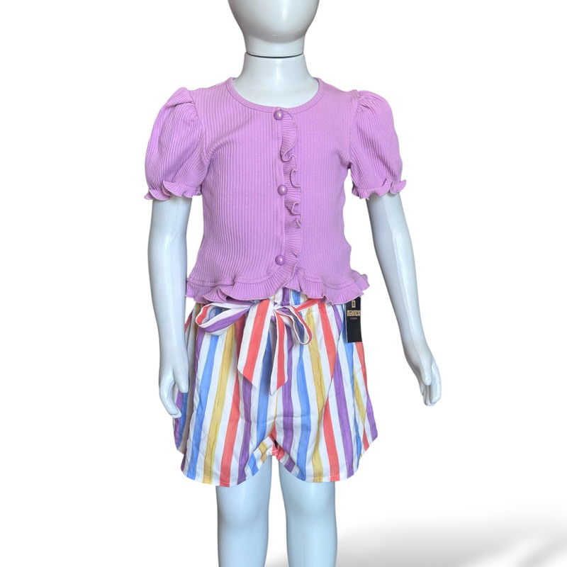 Conjunto de 2 peças de moda casual com mangas de borboleta em cores sólidas e listras coloridas. Ideal para o verão
