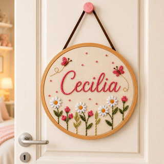 Porta Maternidade Personalizada Nome Floral MDF Não é Bordado e sim....Efeito Bordado