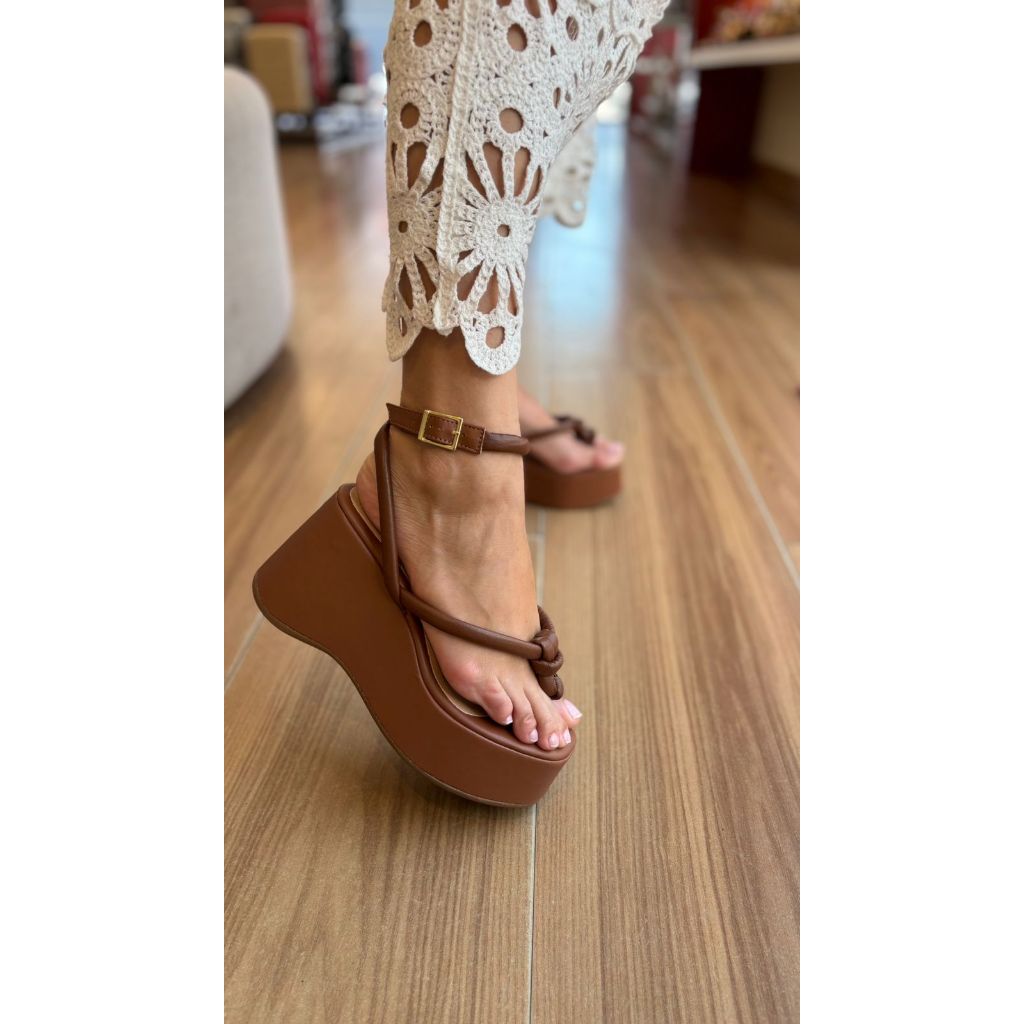 Sandália Anabela Feminina Plataforma com Nózinho Confortável Caramelo