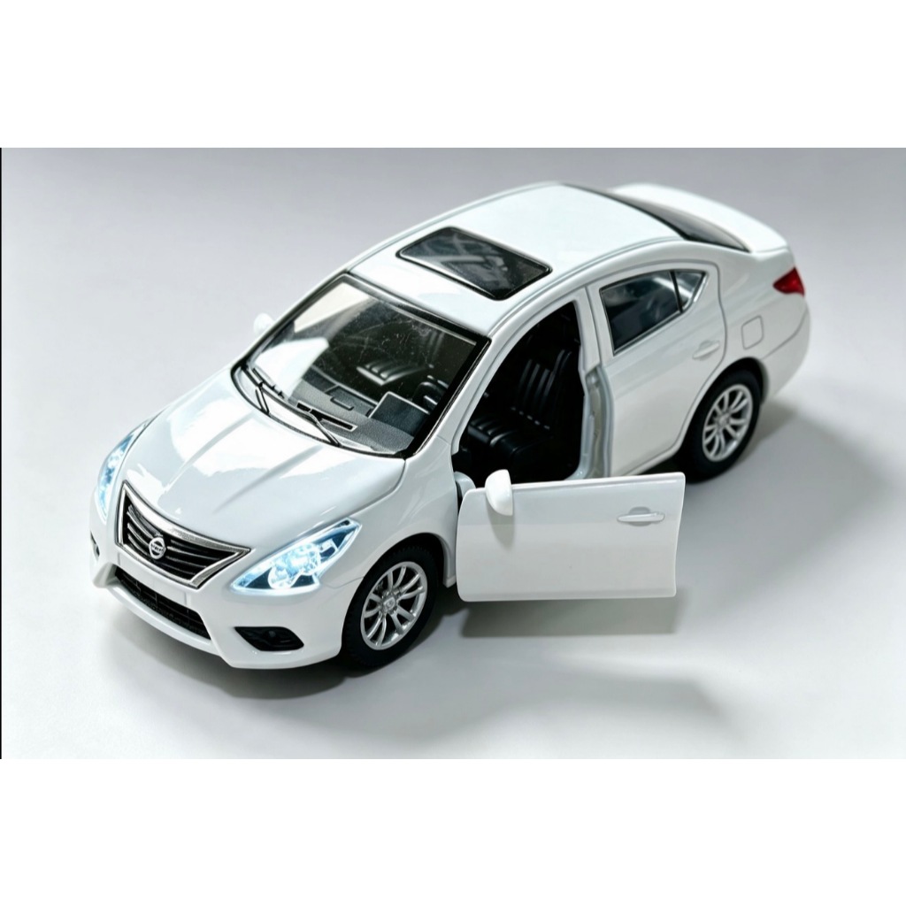 Miniatura Nissan Versa 1:36 Metal Luz Som Fricção Carro Colecionável Premium 12cm