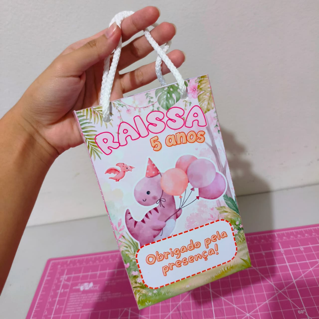 (DESMONTADA) Sacolinha surpresa personalizada tema DINO BABY MENINA 15X9X4, bolsinha, aquarela, lembrancinha aniversário
