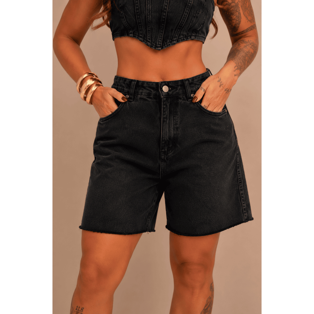 Bermuda Jorts Jeans Feminino Preta Cintura Alta Bolsos Tradicionais Barra Levemente Desfiada Casual