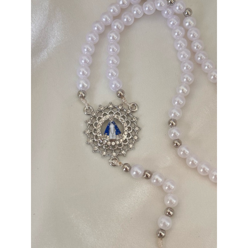 Terço de Nossa Senhora Aparecida em Pérolas Brancas | Rosário Católico Artesanal com Crucifixo e Medalha Luxo