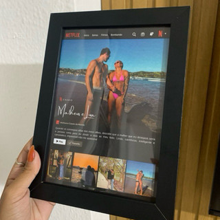 Quadro Personalizado Estilo Netflix Foto e Legenda Casal Presente Dia dos Namorados Moldura 15x21