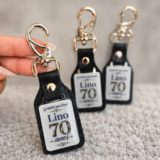 kit 30 a 100 chaveiro Couro personalizado Mosquetão couro ecológico e metal resinado aniversário 70 anos