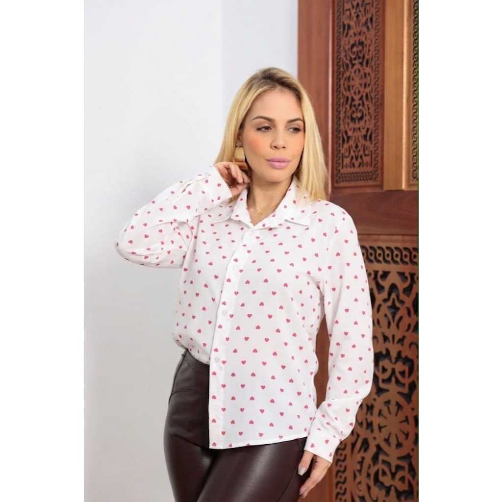 Camisa Feminina Social Manga longa Em Estanpa de Coraçao En Crepinho