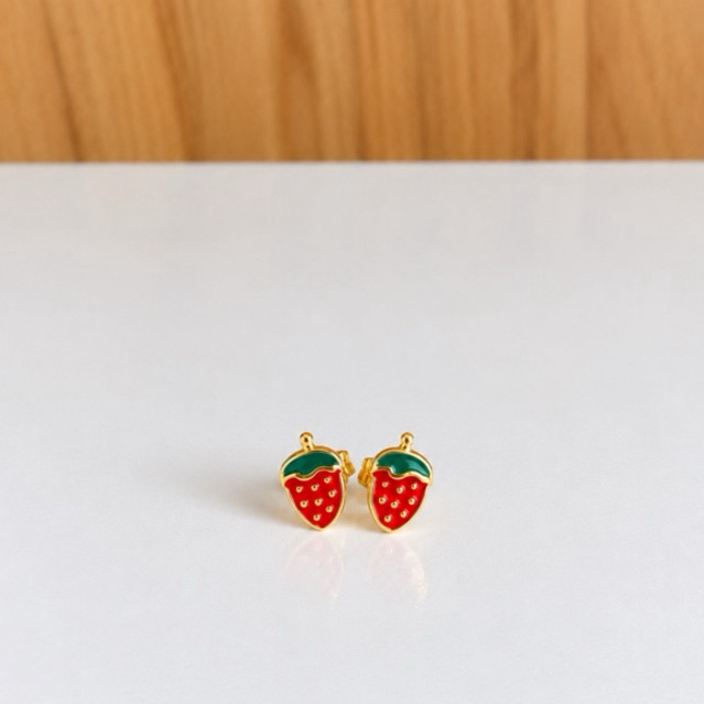 Brinco Infantil Morango Vermelho Folheado a Ouro 18k- Hipoalergênicos com Tarraxa Baby de Segurança