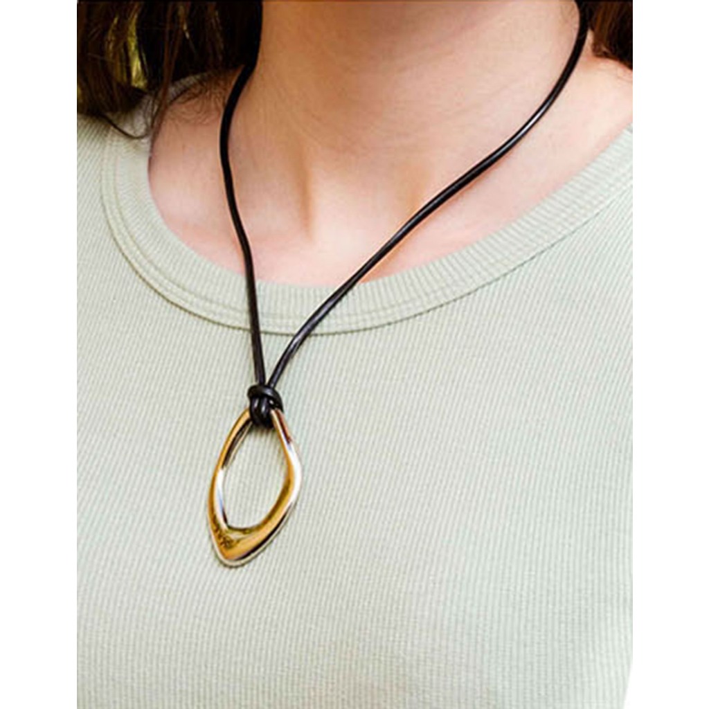 Colar Feminino Couro Sintético Preto 50cm com Pingente Orgânico Dourado Moderno Elegante e Versátil