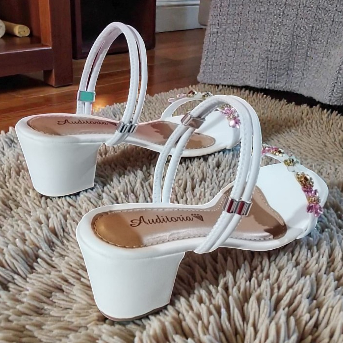 Sandália salto bloco Feminina Um Luxo Pedraria Antiderrapante um novo estilo varias ocasiões em Oferta na Shopee