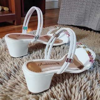 Sandália salto bloco Feminina Um Luxo Pedraria Antiderrapante um novo estilo varias ocasiões em Oferta na Shopee