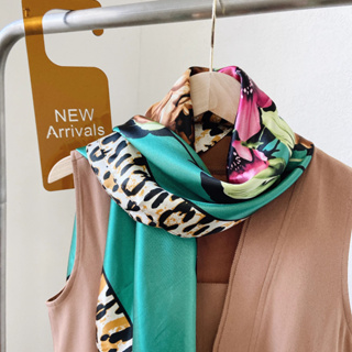Lenço Cetim Bandana Cabeça De Cetim  Tendência Das Blogueiras Floral  Estampa Oncinha 90cm x 90cm em Oferta na Shopee