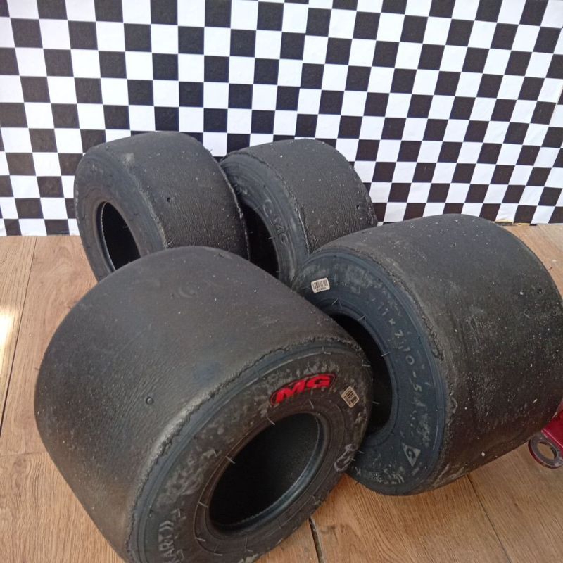 3 jogos pneu kart filé ,em torno 25 voltas de uso muita borracha