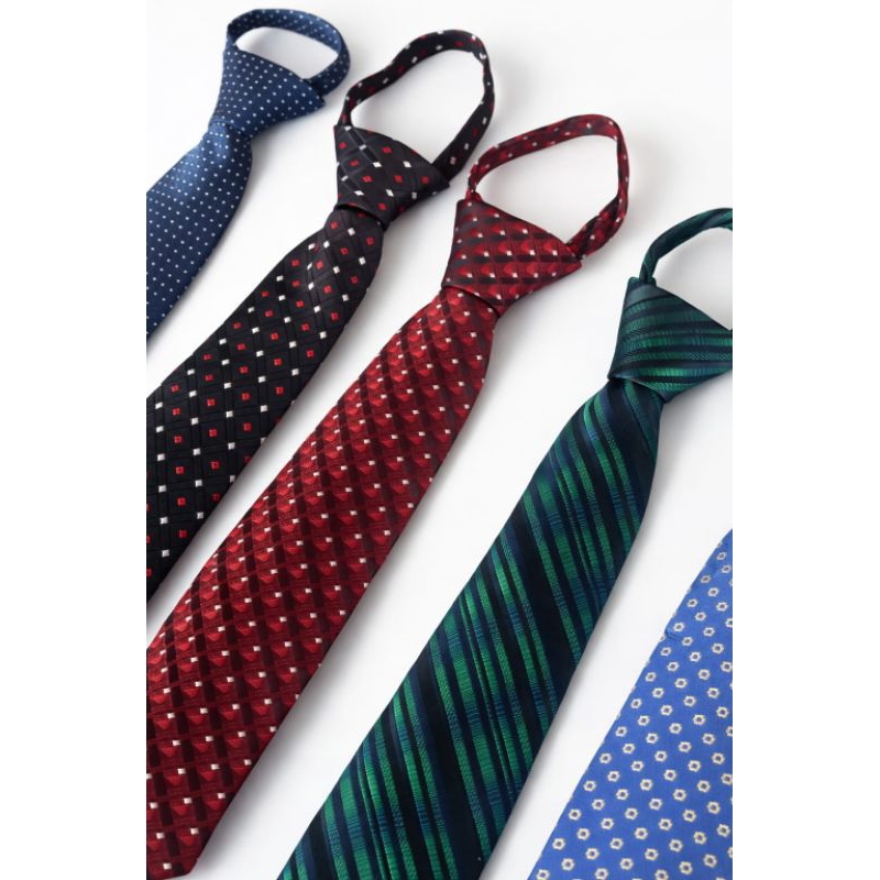 Gravata Adulta Masculina com nó pronto 8 cm clássica, possui regulagem ajustável, elegante e fácil usar.Ótima qualidade.