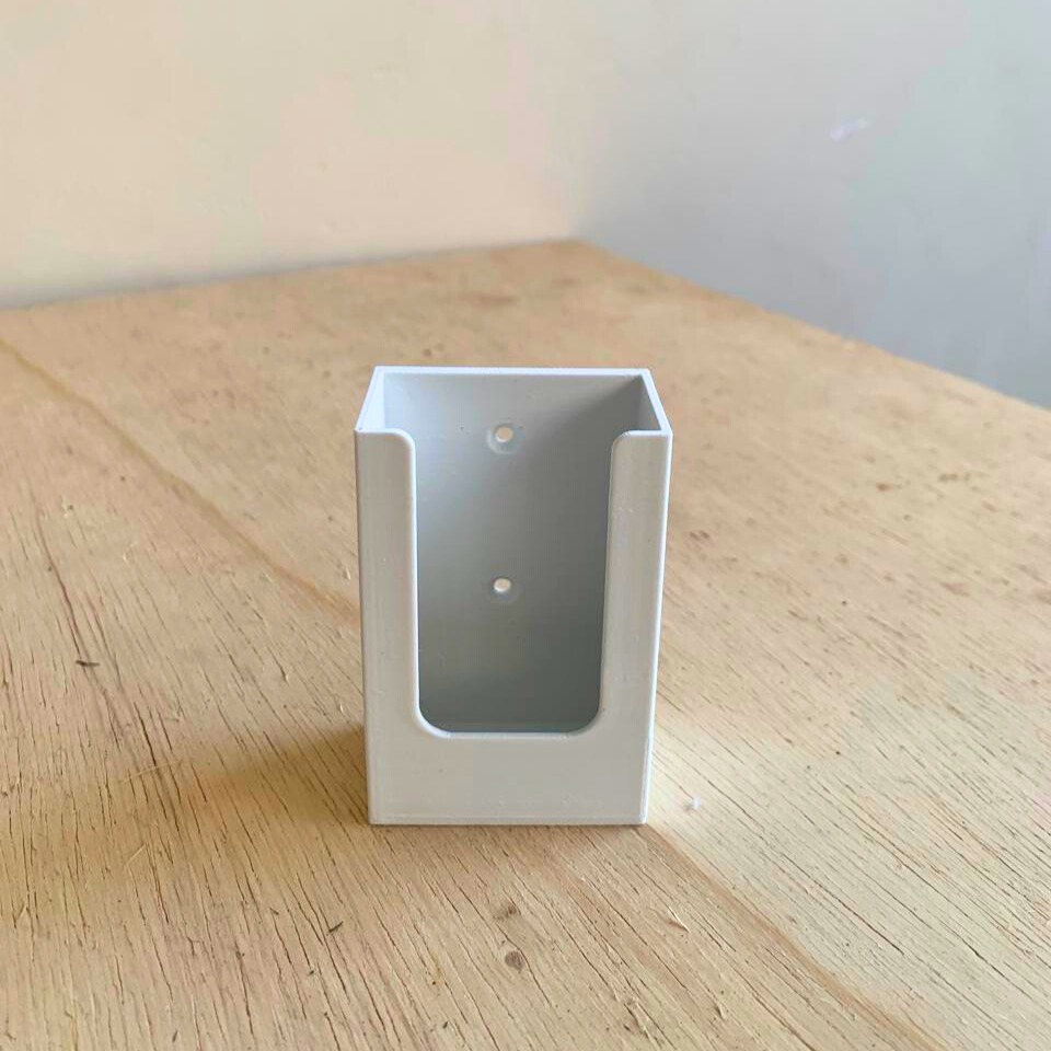 Suporte de parede para controle (de ar condicionado ou de televisão). Material plástico resistente e durável.