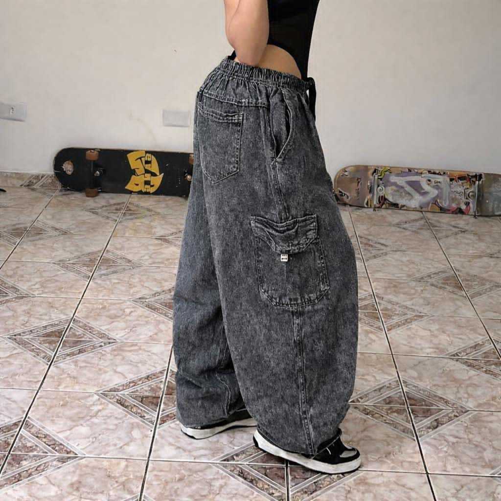 calça cargo jeans feminina, bolso lateral, e regulagem na cintura com cordão