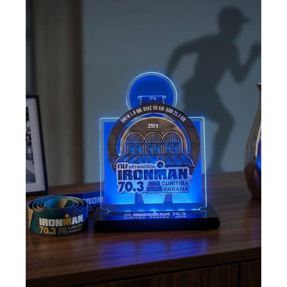 Suporte de Medalhas Ironman 70.3 Curitiba em Acrílico Premium LED | Porta Medalhas Triathlon Natação Bike Corrida Atleta